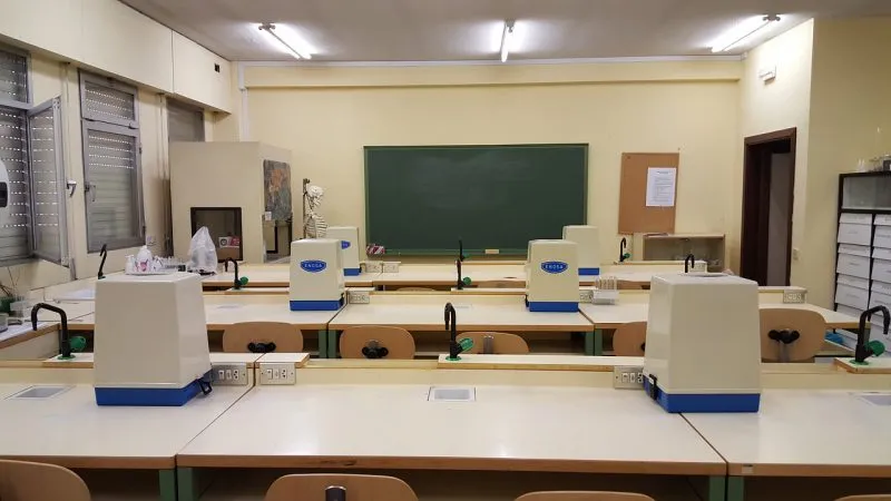 Jak wyposażyć szkolną pracownię chemiczną?