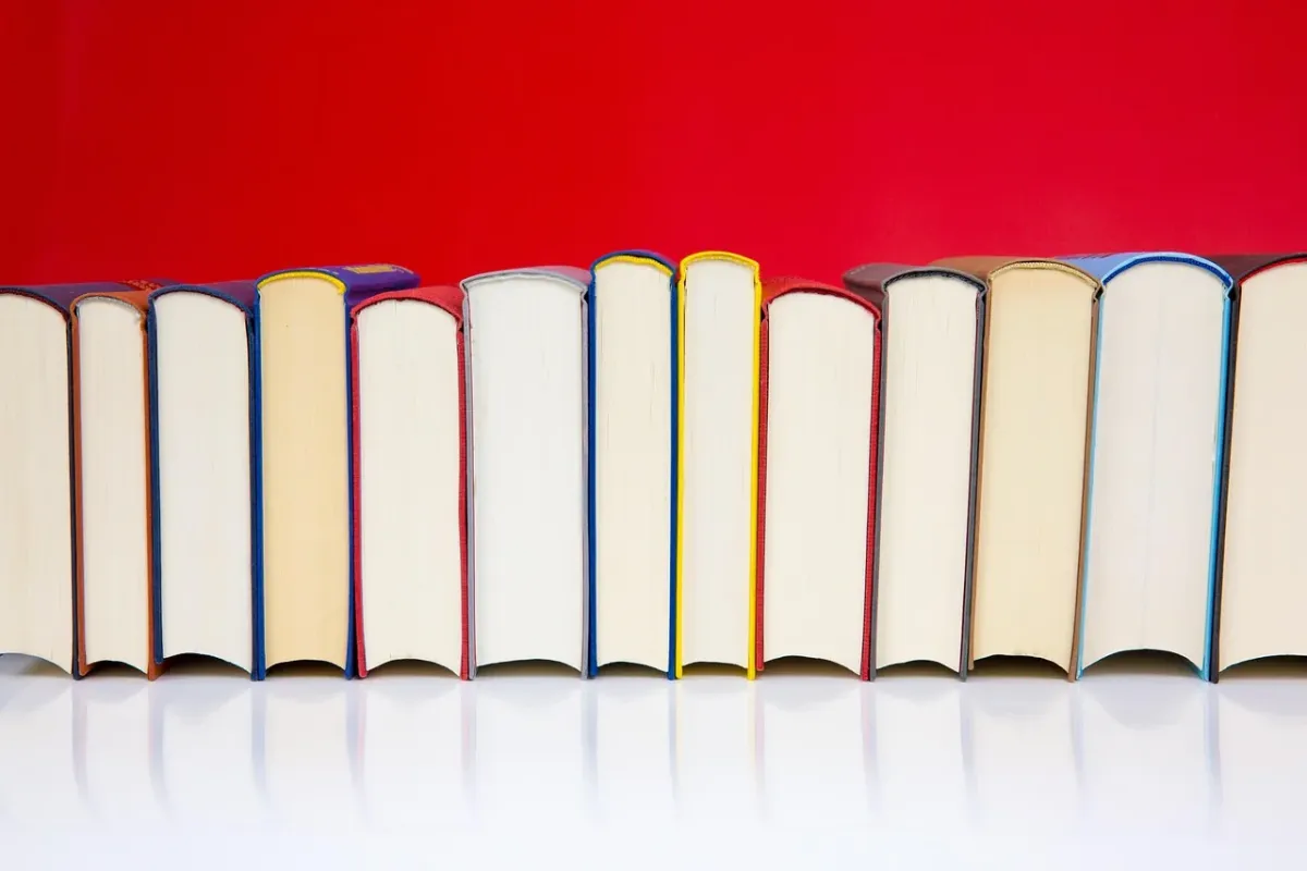 Otwarta książka symbolizująca zdobywanie wiedzy i radość z czytania literatury.